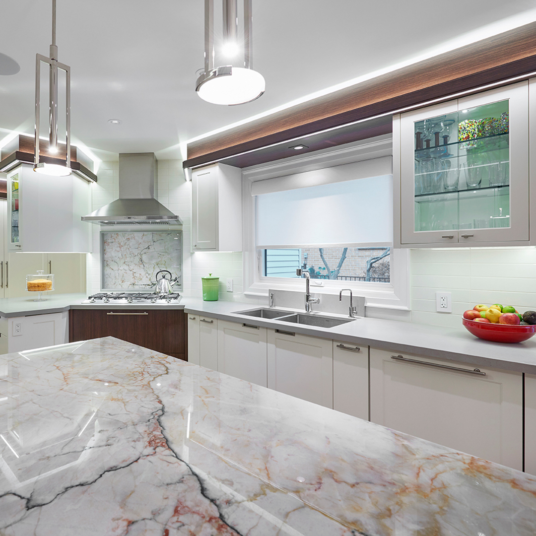 The colours in the veins of this stunning island countertop pull the entire colour scheme together