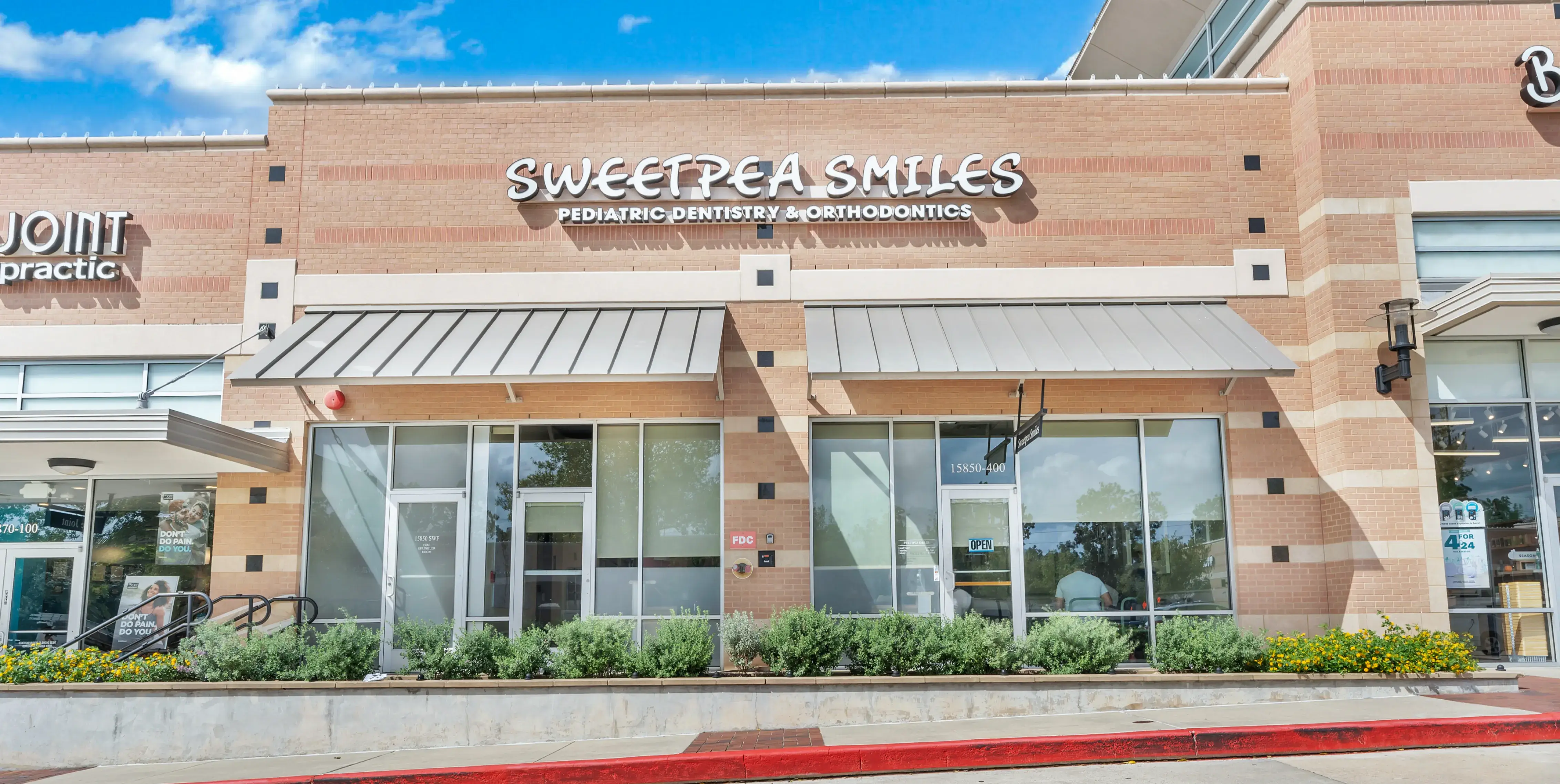 the front of a store called sweet pea smiles
