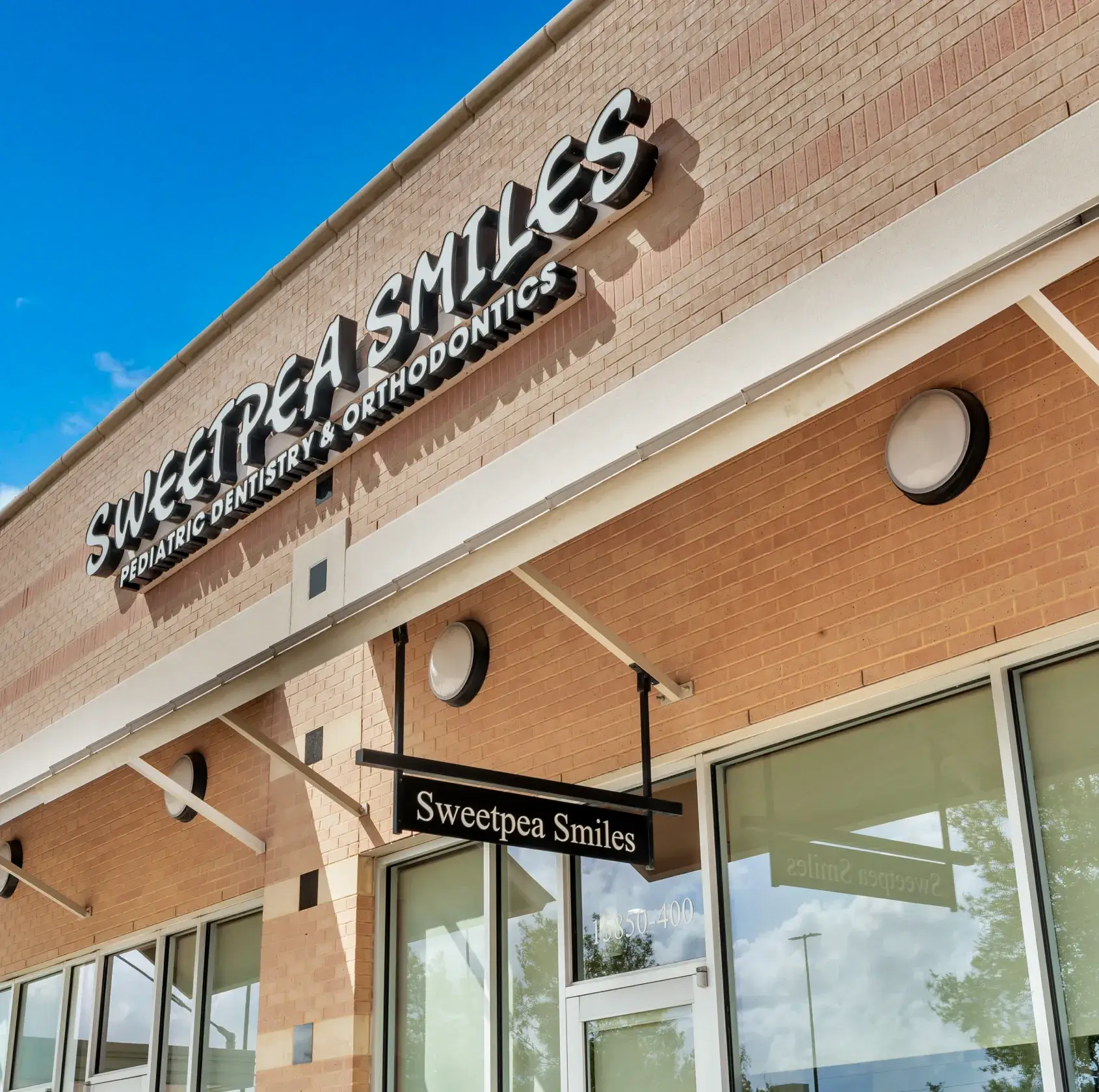 a store front with a sign that says sweet pea smiles