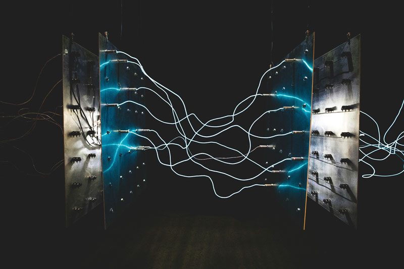 electricity between magnetic fields