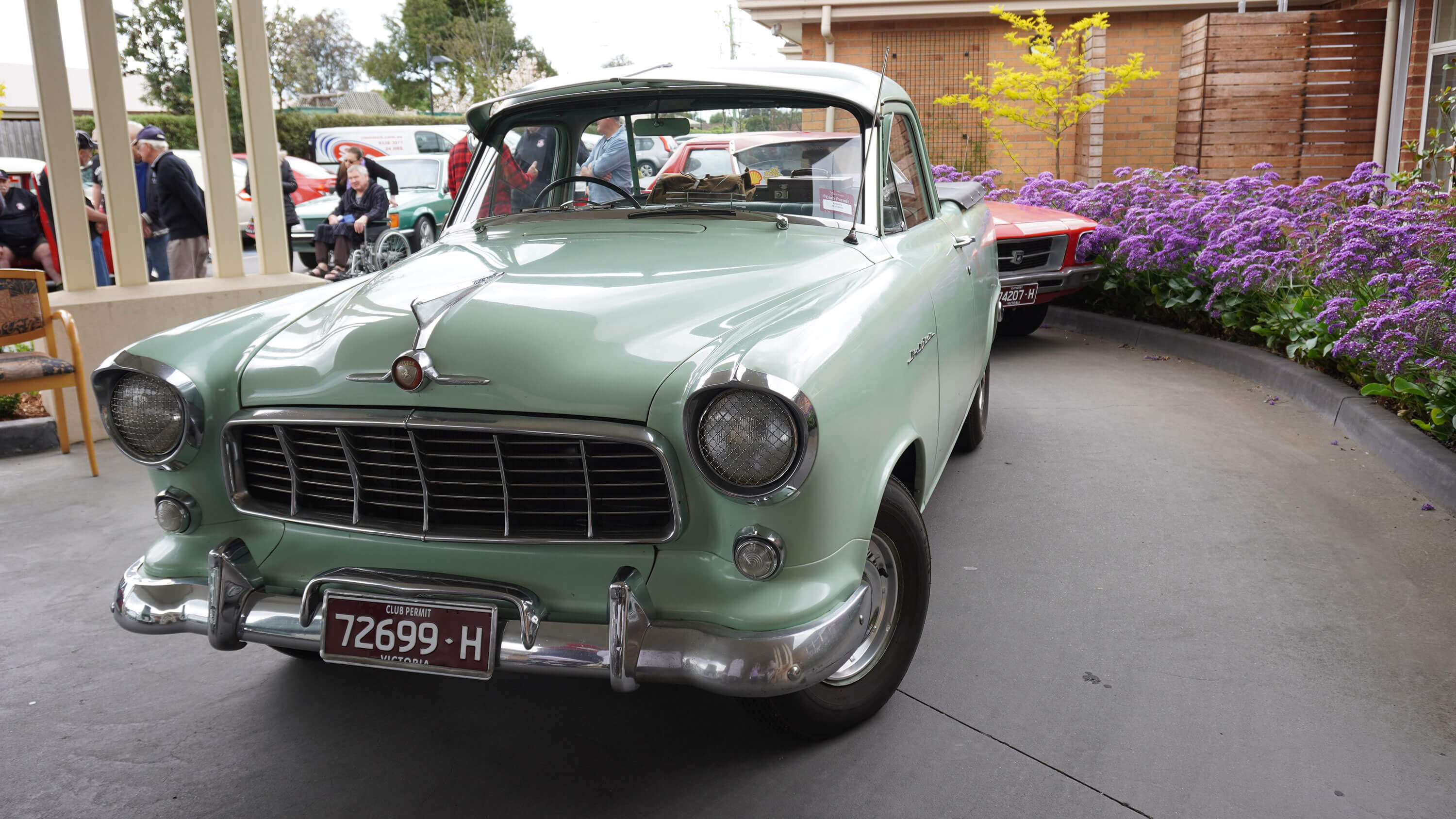 Vintage cars cruise to Luson