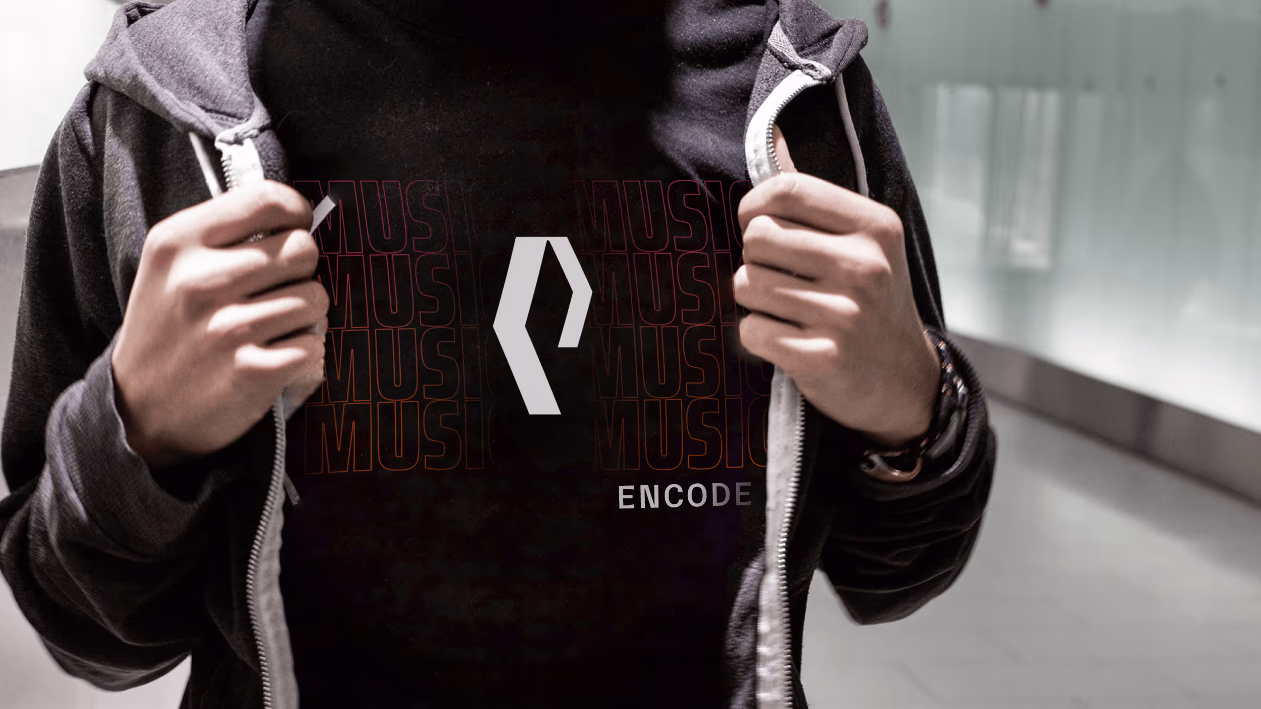 Encode es una empresa de grabación y producción musical que utiliza una tipografía minúscula para transmitir cercanía, simbolizando al mismo tiempo la evolución constante del artista.