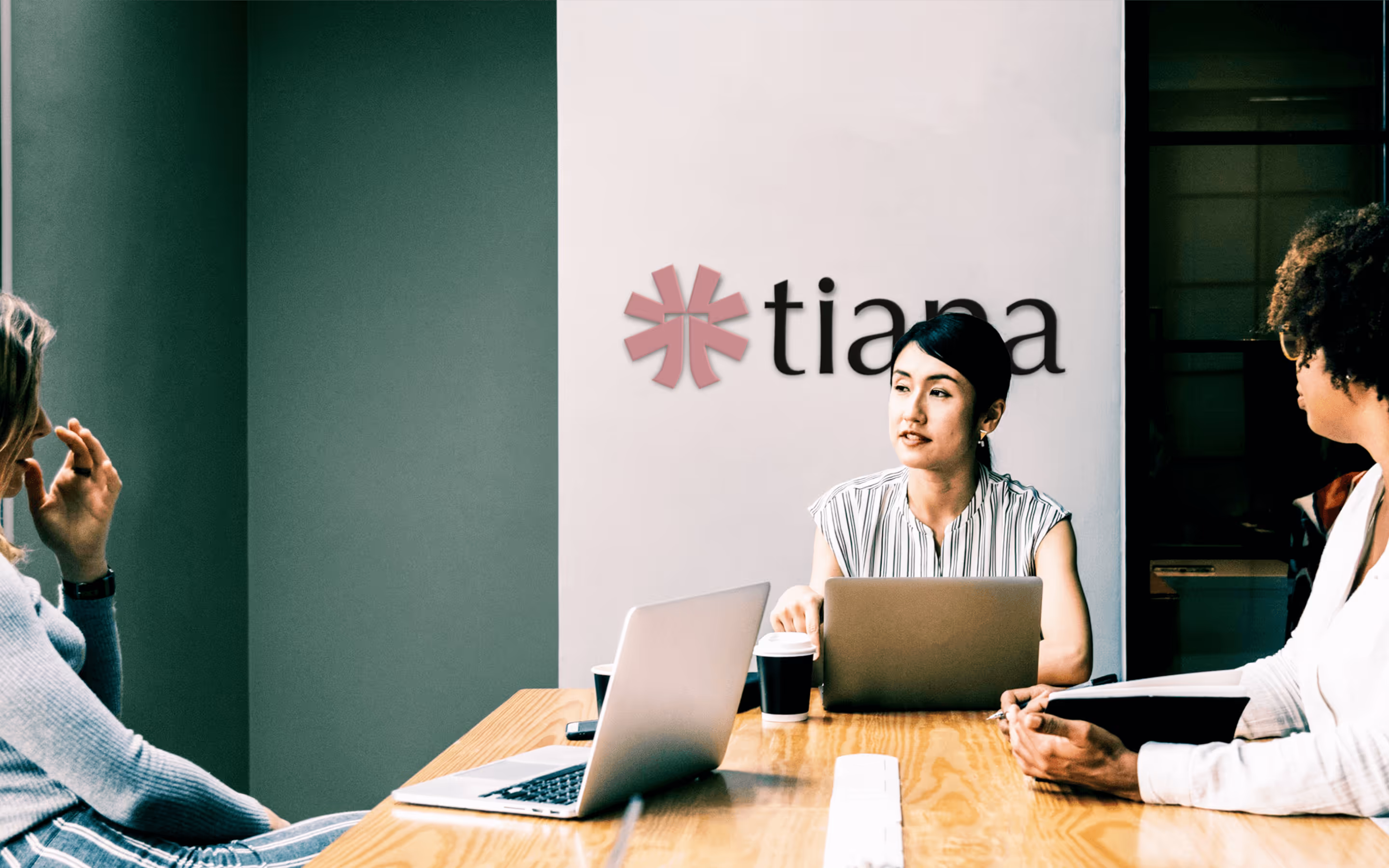 Tiana es una firma de práctica legal que enfatiza la cercanía y la accesibilidad; su identidad equilibra apertura y nuevas oportunidades, ofreciendo soluciones confiables.