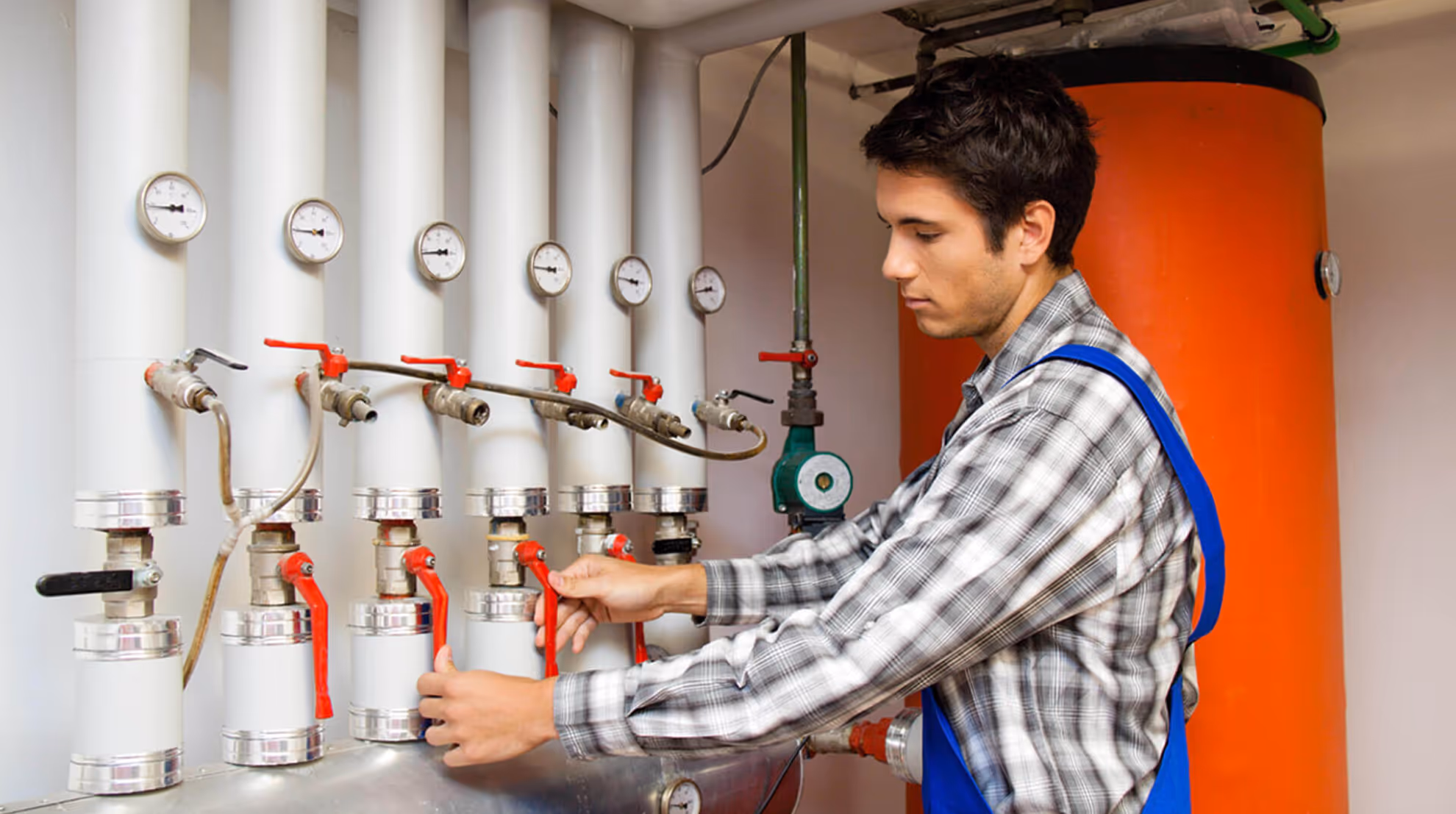 Ein Techniker führt präzise Einstell- und Wartungsarbeiten an der Wärmepumpe aus.