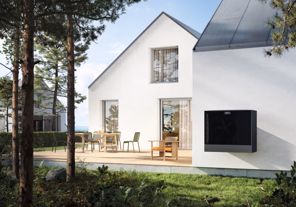 Viessmann Vitocal 222-S Wärmepumpe vor modernem Neubau