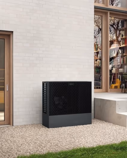 Moderne Viessmann Vitocal Wärmepumpe vor Neubau