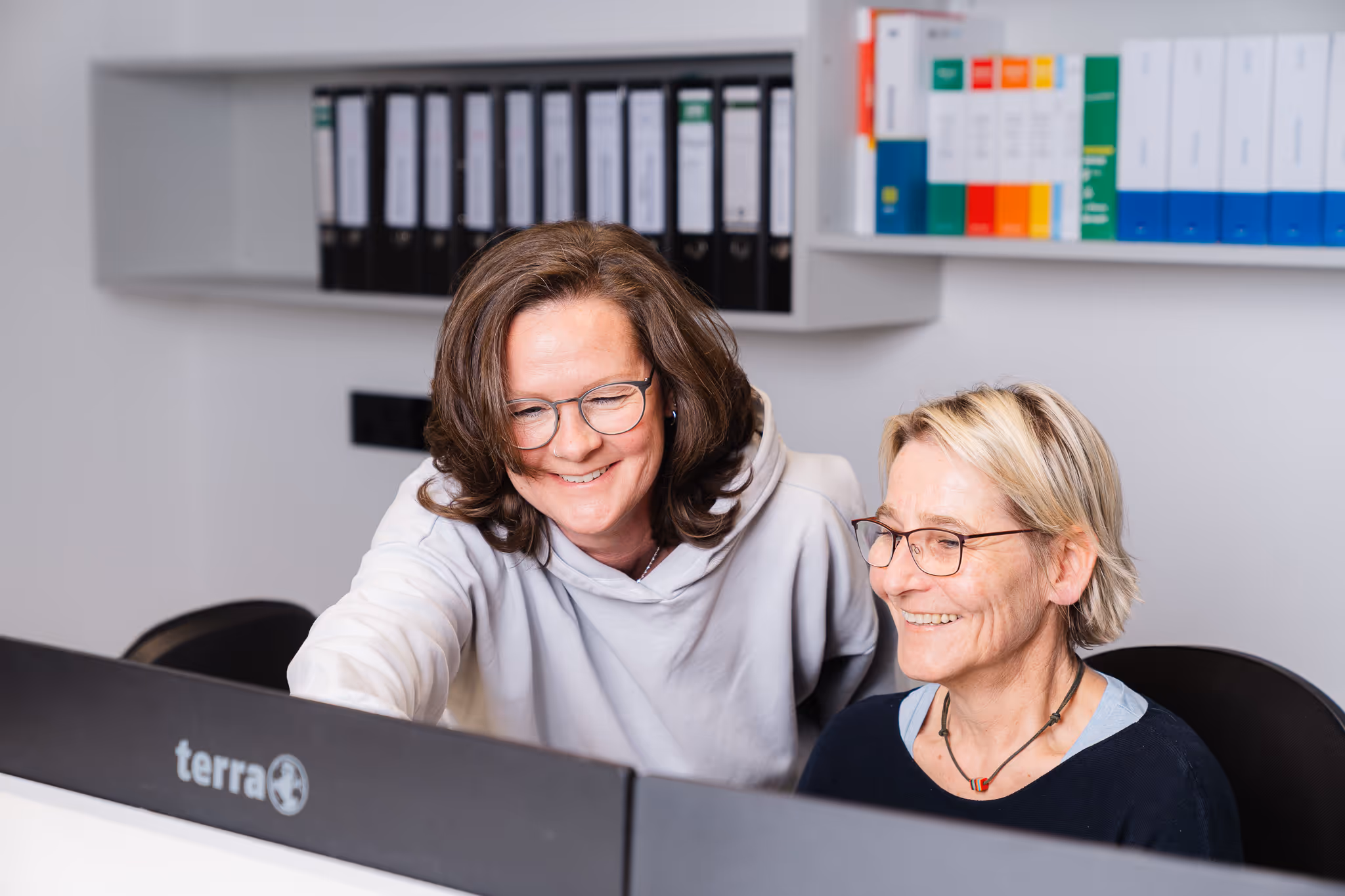 Zwei Drieselmann Mitarbeiterinnen besprechen einen Kundenservice Auftrag.