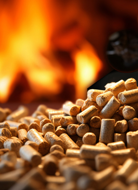 Nahaufnahme Pellets mit Flamme im Hintergrund