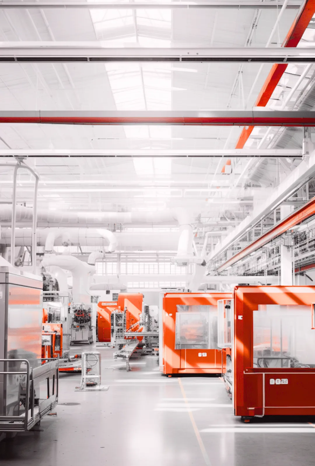 Vernetzte Maschinen und Anlagen in einer industriellen Umgebung, die potenziell sicherheitskritische OT-Systeme umfassen.