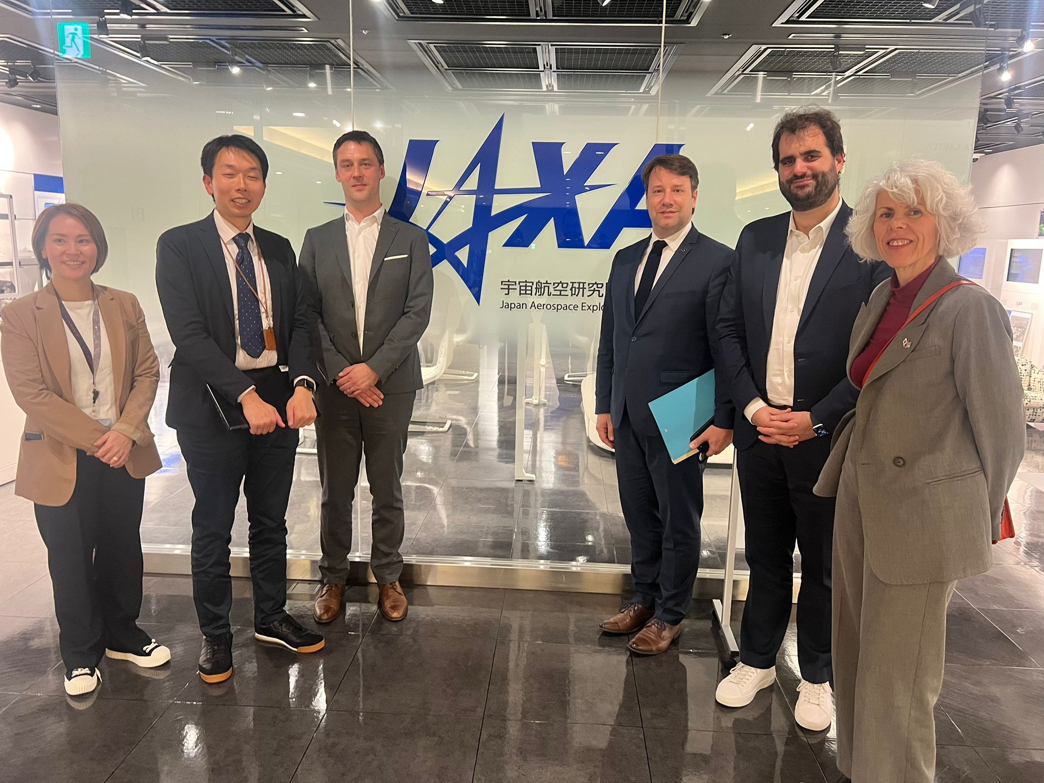 La délégation bretonne lors du déplacement au japon, à l'aéroport de Tokyo.