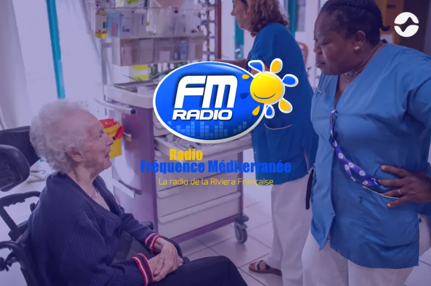 Une soignante et une résidente assise qui discutent, avec un oerlay bleu et le logo de la radio au dessus