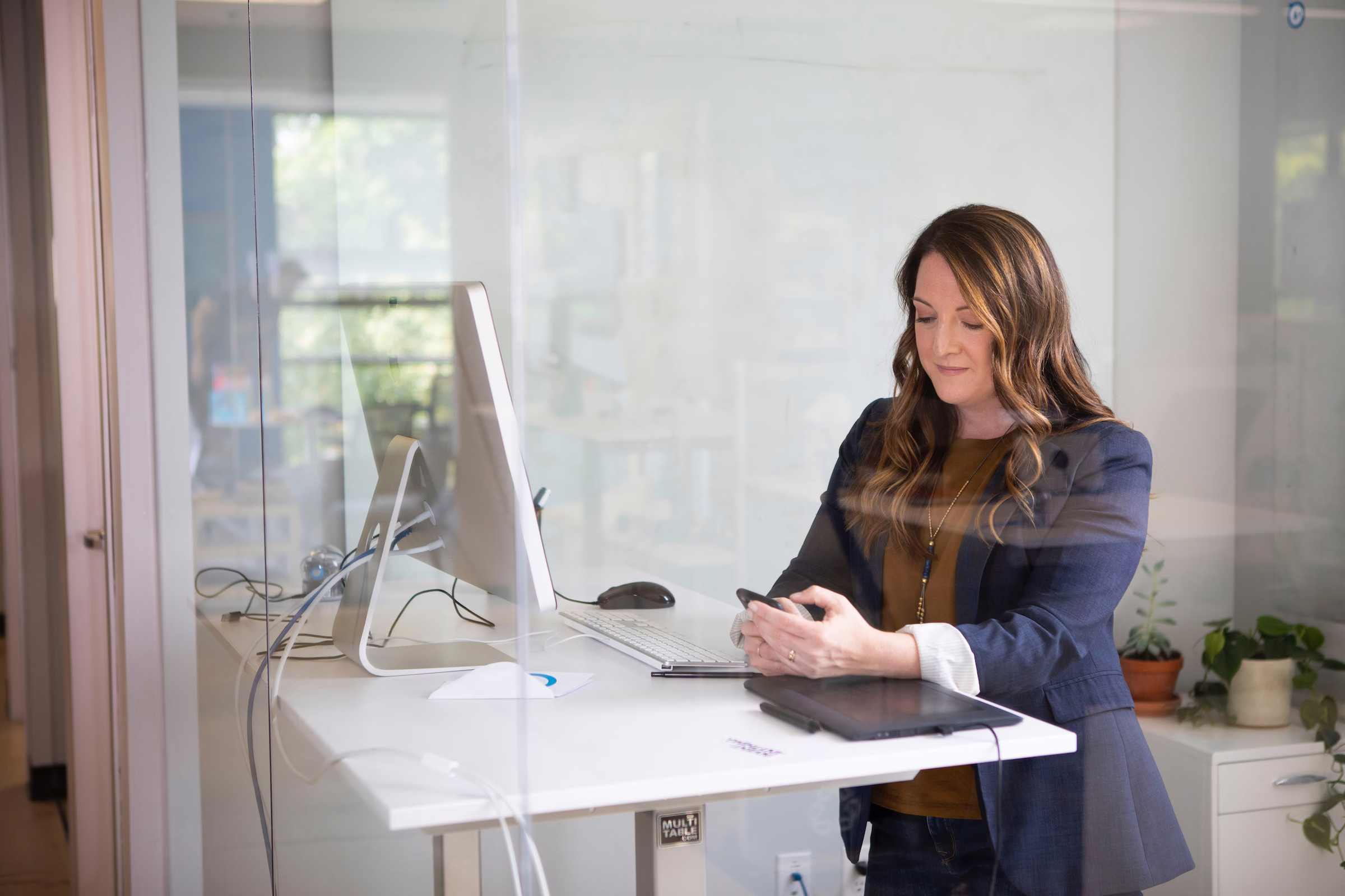 Frau arbeitet am Laptop im modernen Büro