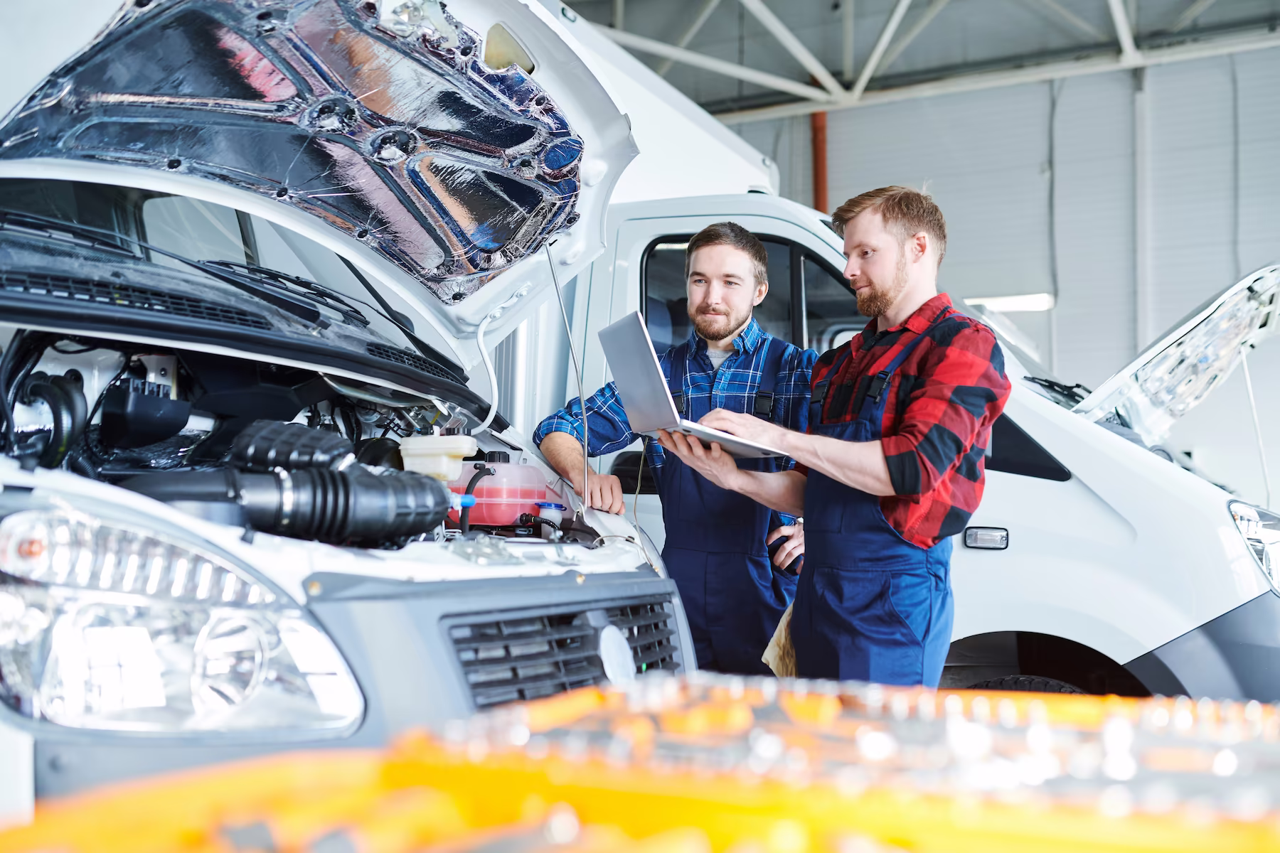 Mechaniker inspizieren Auto in Werkstatt