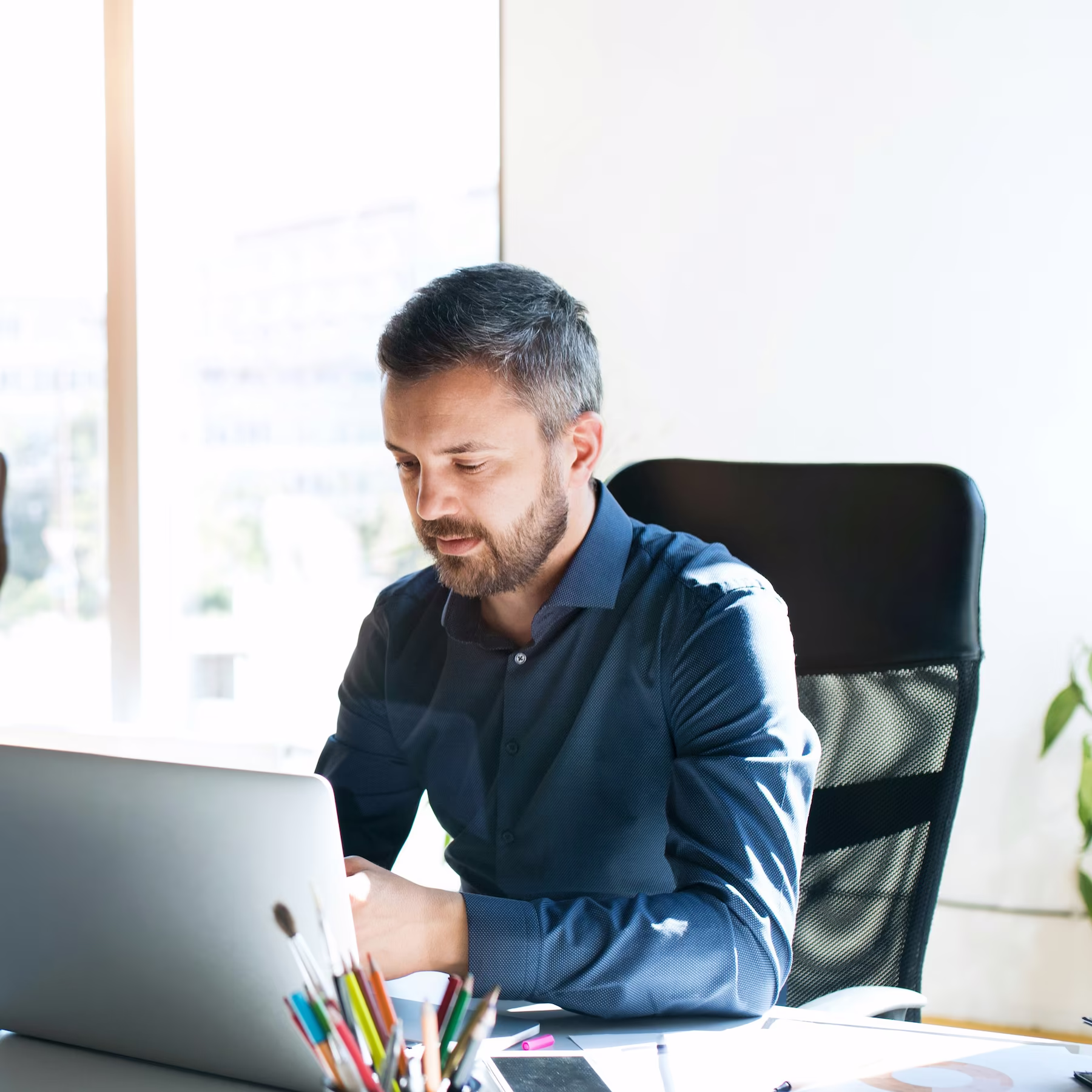 Geschäftsmann arbeitet konzentriert am Laptop