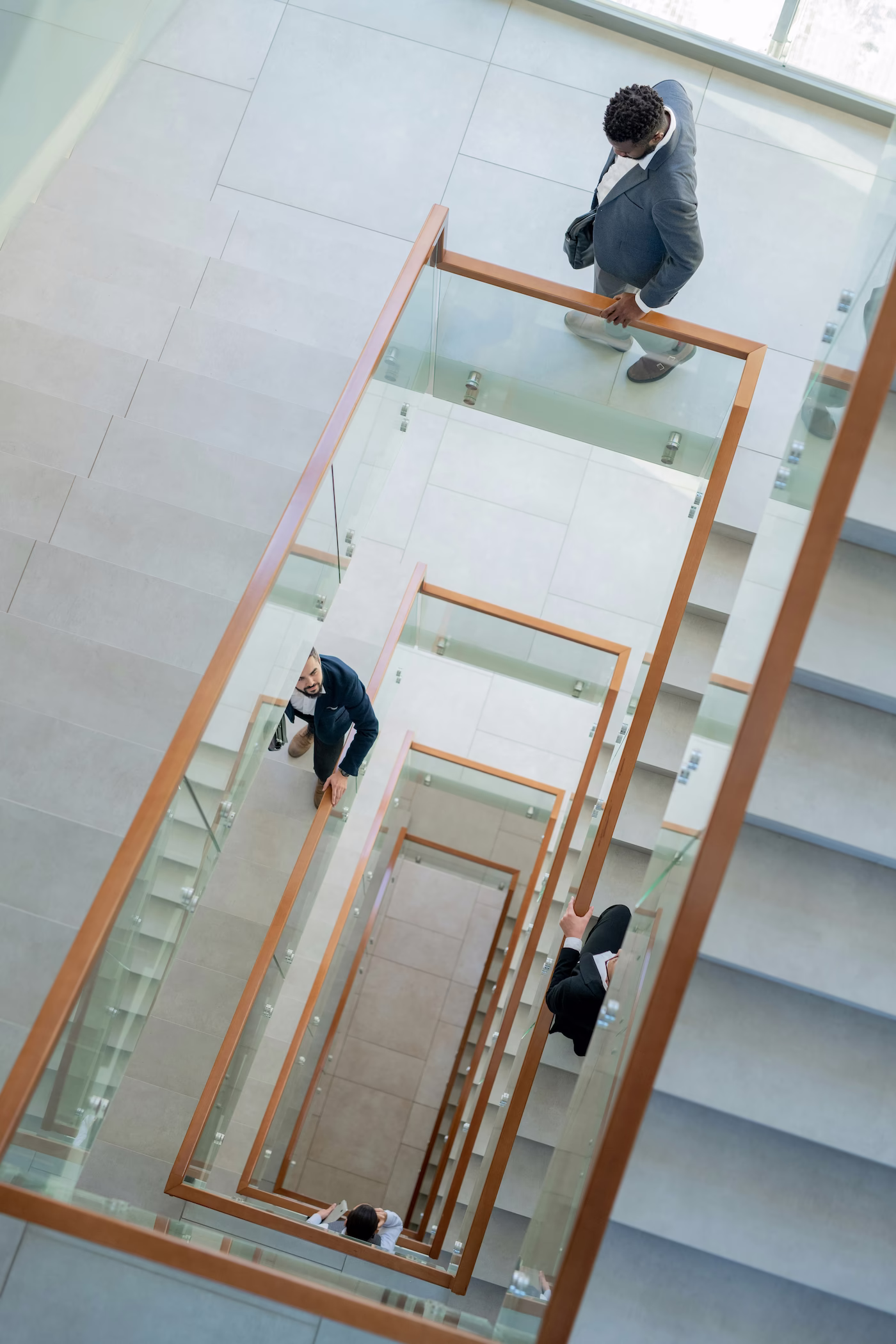 Architekturaufnahme: Menschen gehen eine moderne Treppe hinunter