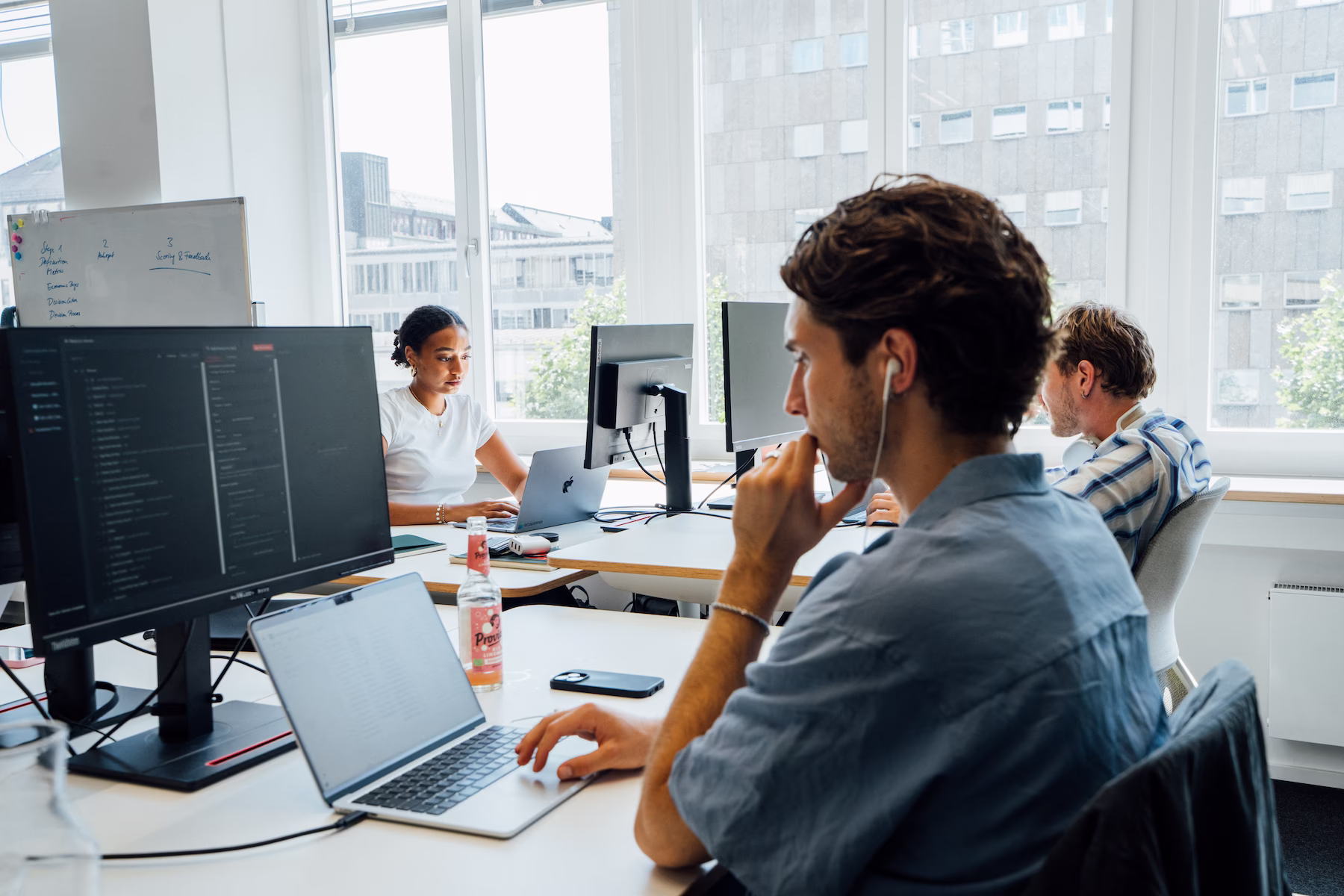 Zwei Mitarbeiter arbeiten konzentriert am Computer