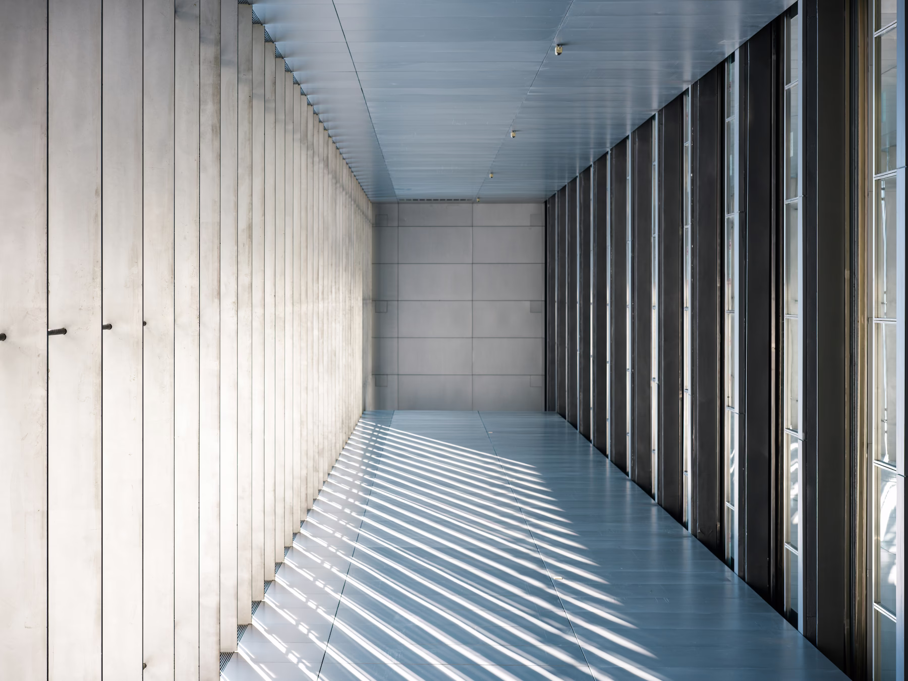 Architekturaufnahme eines Gebäudegangs mit Tageslicht