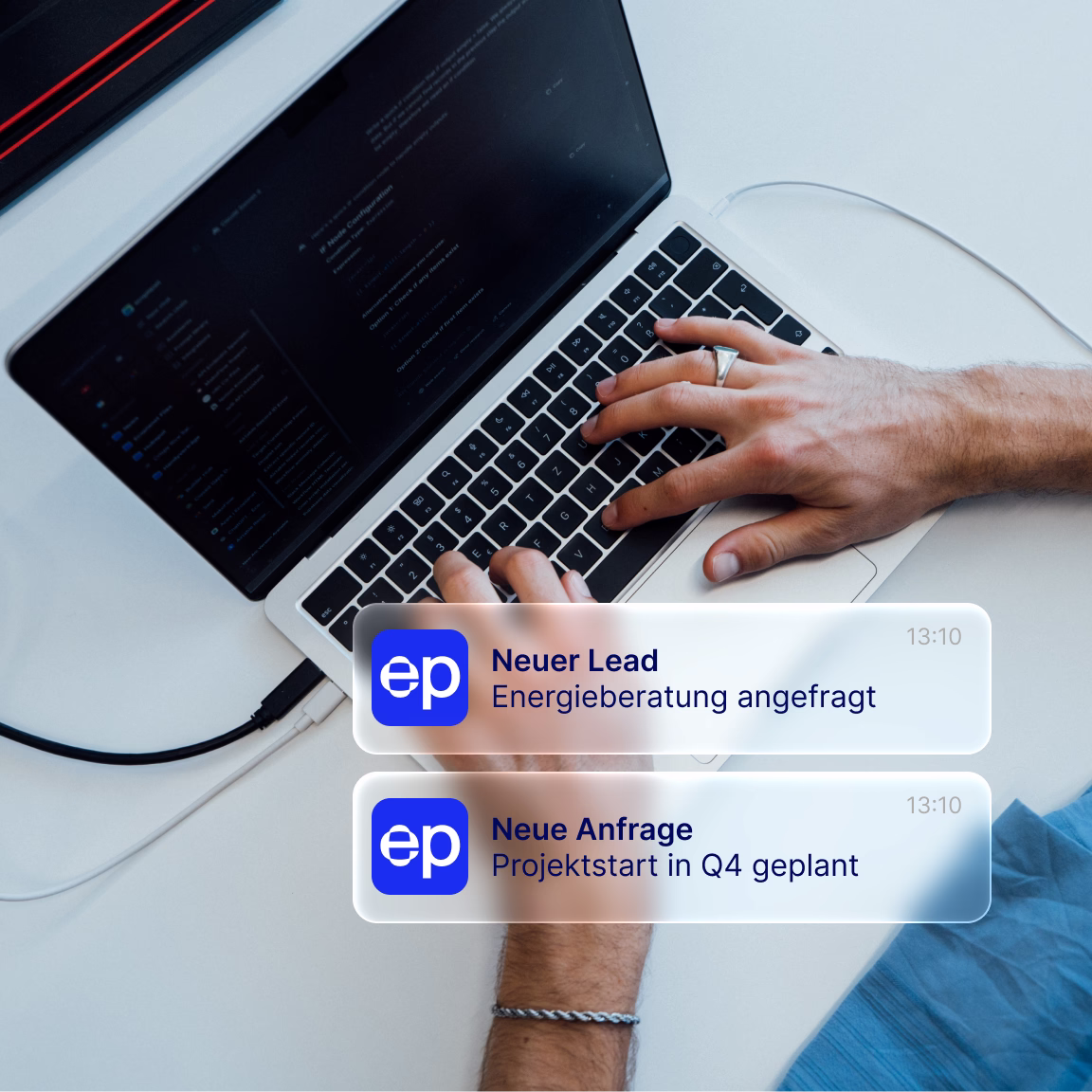 Laptop mit ecoplanet Benachrichtigungen zu neuem Lead und Projektanfrage