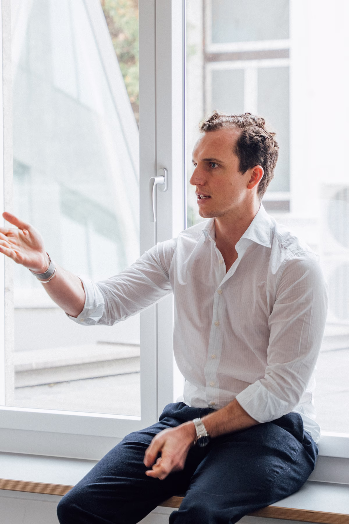 Gründer Max im Bürogespräch am Fenster