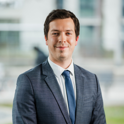 Porträt Mann mit dunklem Anzug