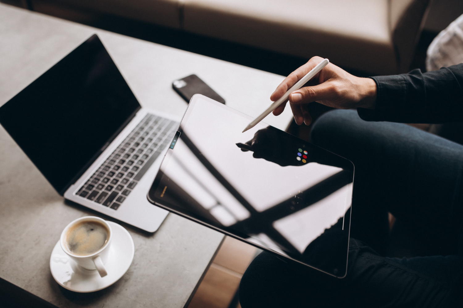 Digitale Zusammenarbeit am Schreibtisch