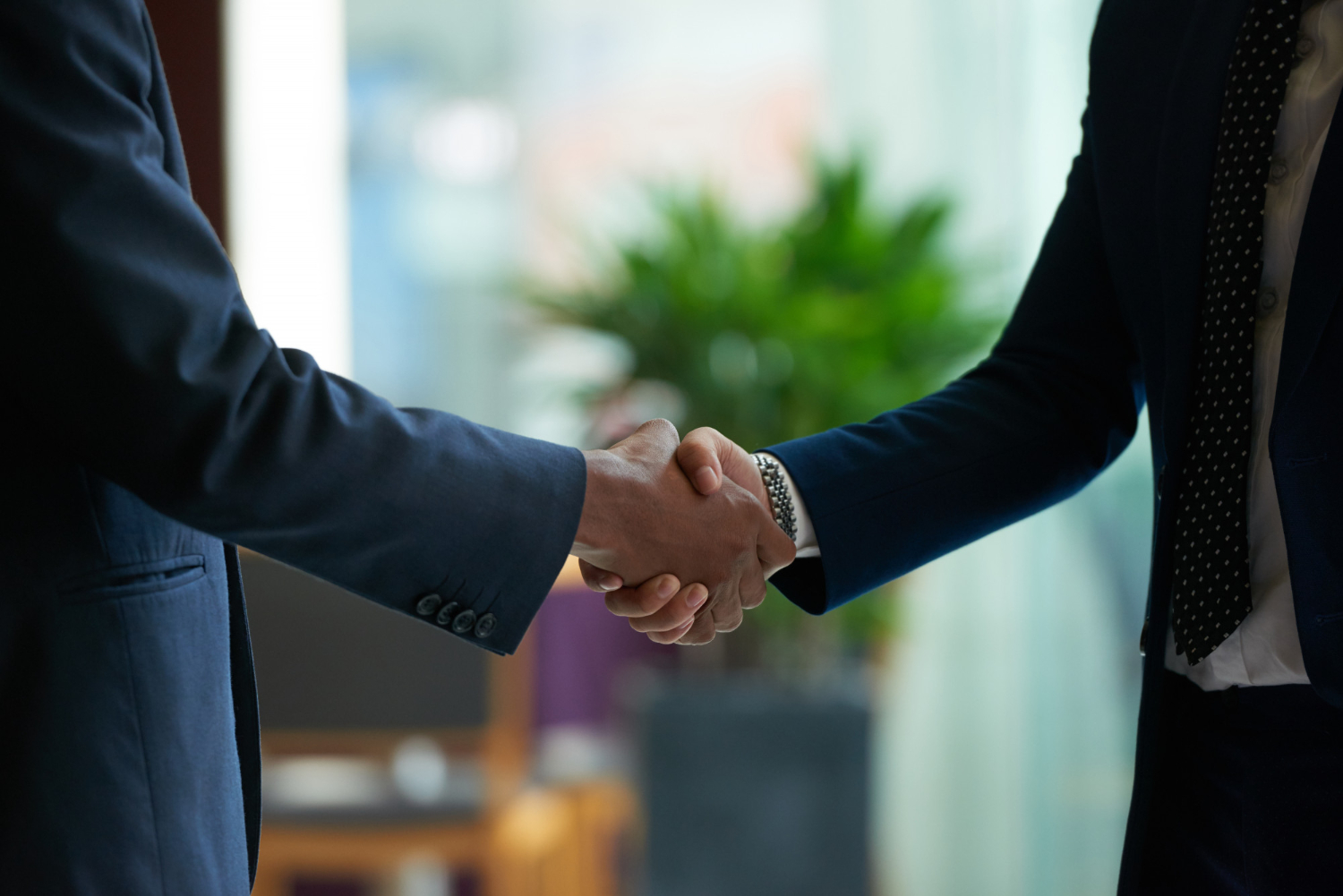 Handschlag zwischen zwei Geschäftspartnern