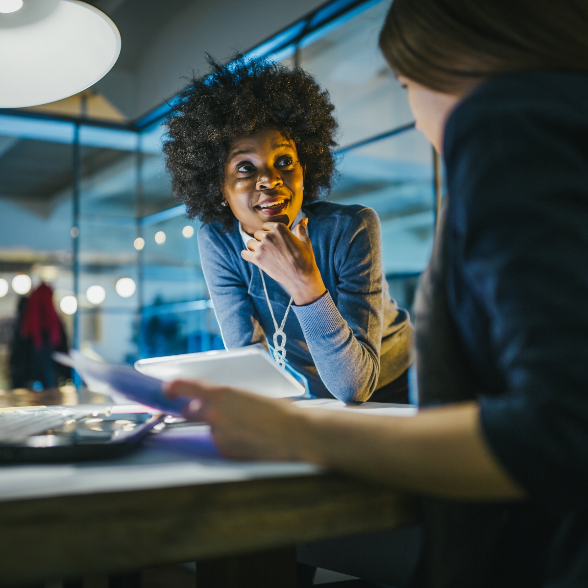 Mitarbeiterin bei der Arbeit im modernen Büro