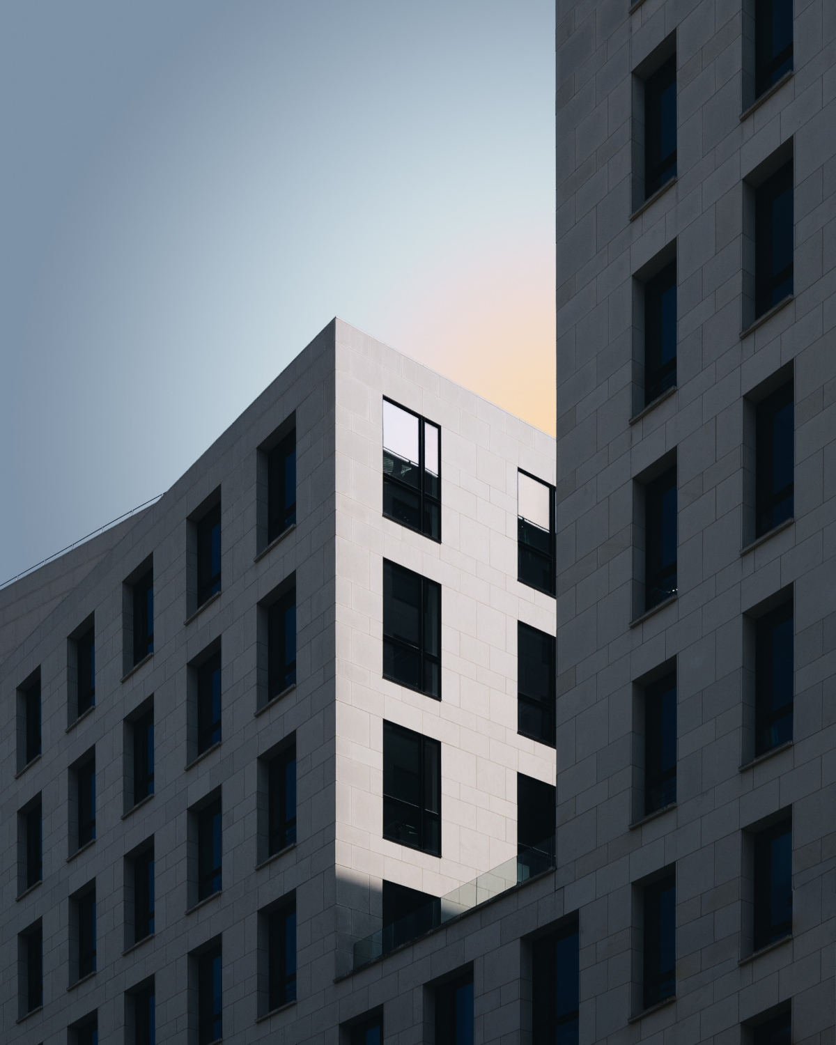 Modernes Bürogebäude mit geometrischer Fassade