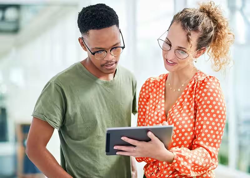 Réunion de 2 comptables au sujet de la facturation des PCA et FAE