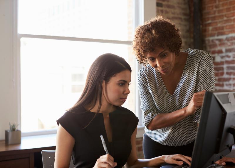 Une apprentie travaillant avec sa tutrice
