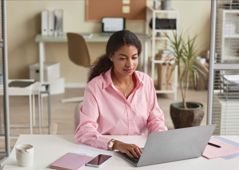 Directrice de CFA en action de suivi de ses apprentis