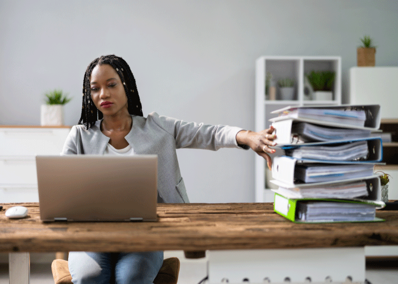 Femme travaillant sur la réforme de la facturation électronique 