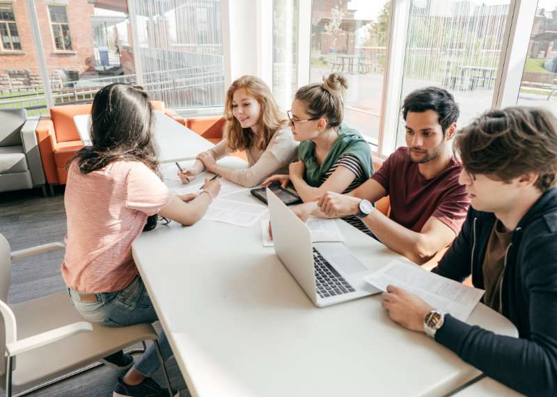 Jeunes reflechissant au stage alterné et l'alternance