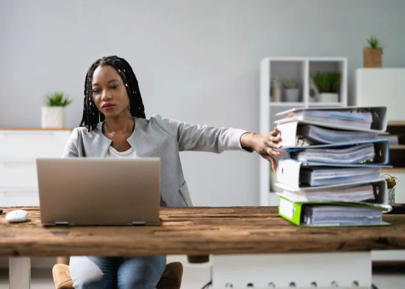 Femme travaillant sur la réforme de la facturation électronique 