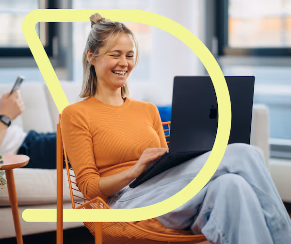 Frau mit Laptop DUAS Key Visual