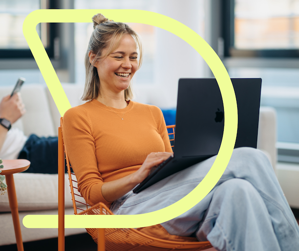 Frau mit Laptop DUAS Key Visual