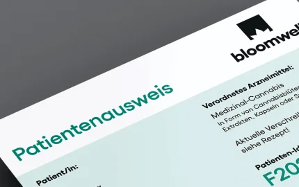 Nahaufnahme eines Bloomwell-Patientenausweis mit Angaben zu Medikamenten und Patienteninformationen.