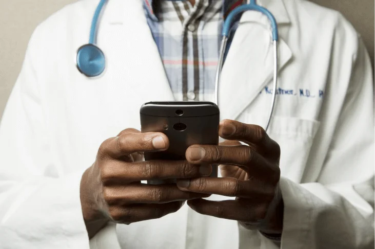 Arzt bedient ein Smartphone