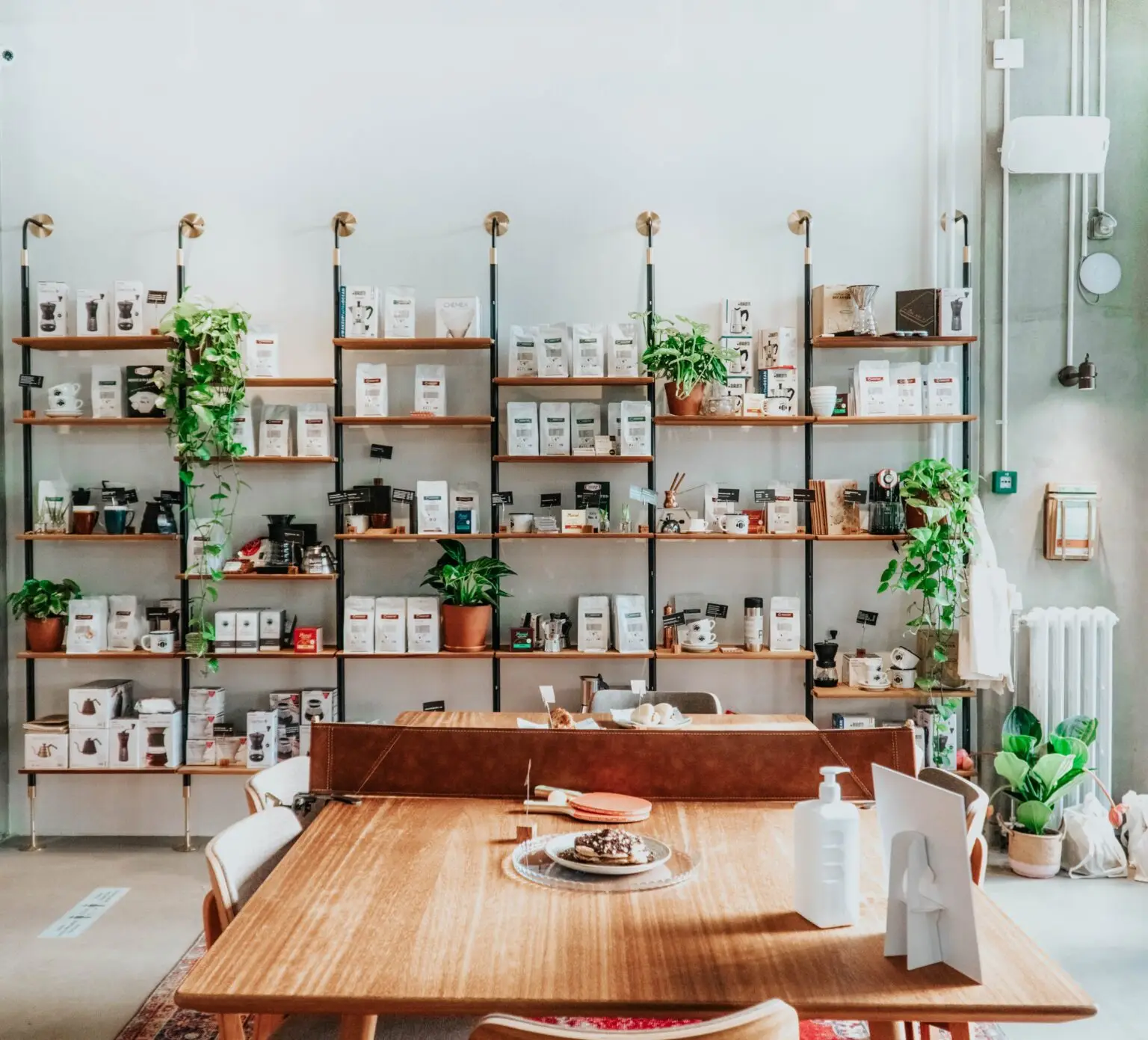 Foto einer modernen Apotheke mit heller Ausstattung und einem schönen Holztisch im Vordergrund.