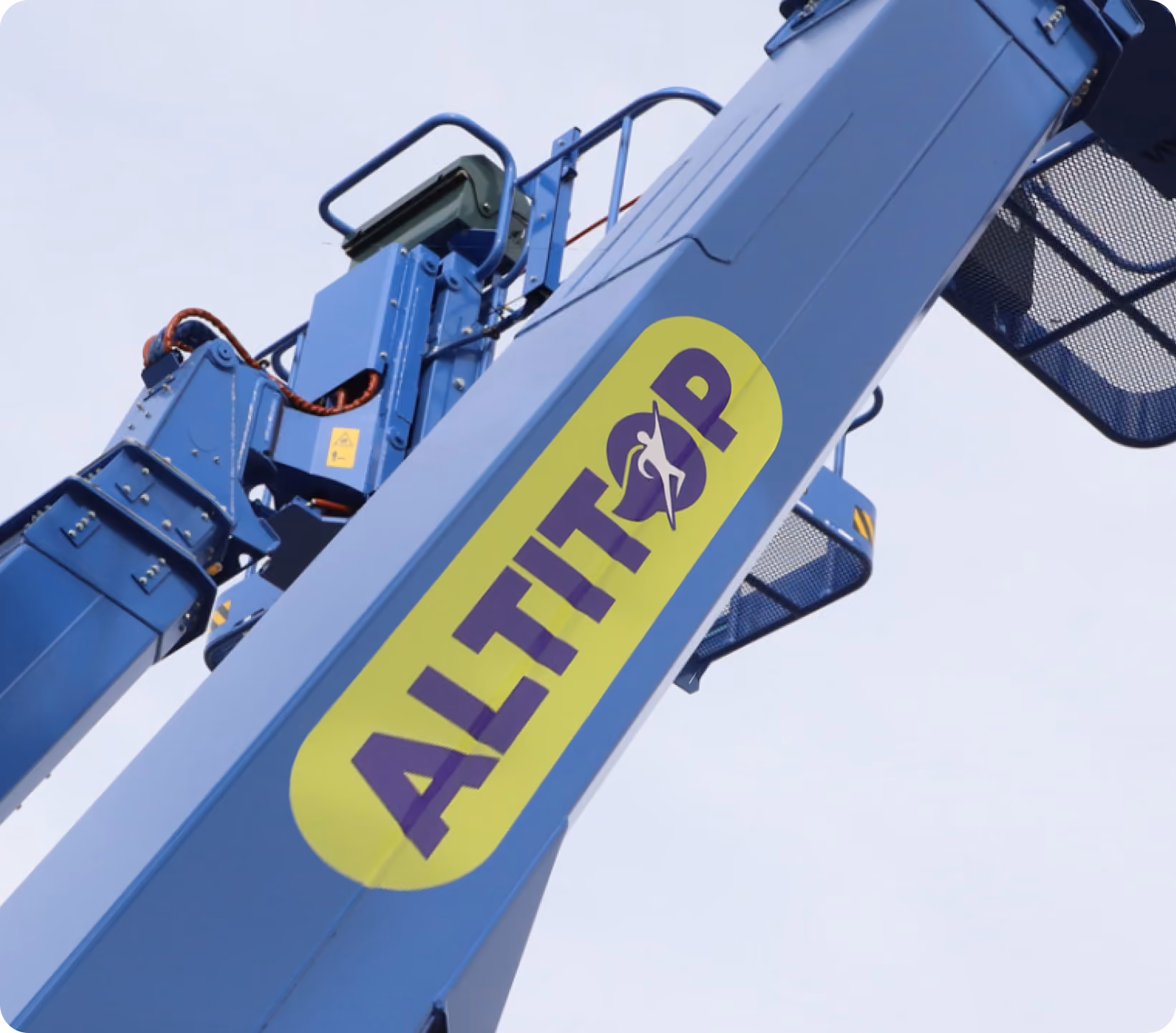 Bras mécanique bleu d'une plateforme élévatrice avec le logo jaune et violet Altidop.