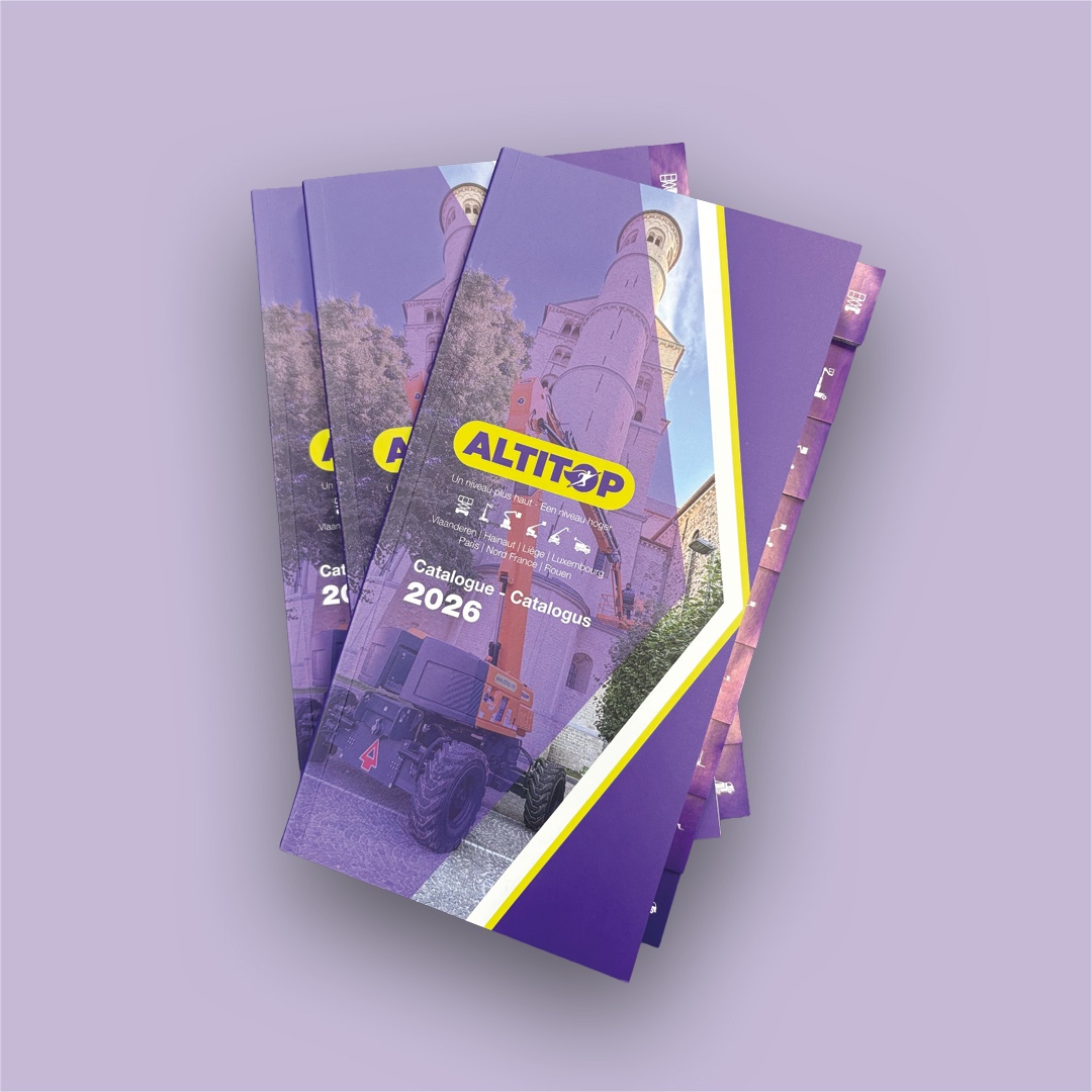 Catalogues Altitop 2026 empilés avec une photo de machine et château sur la couverture violette.