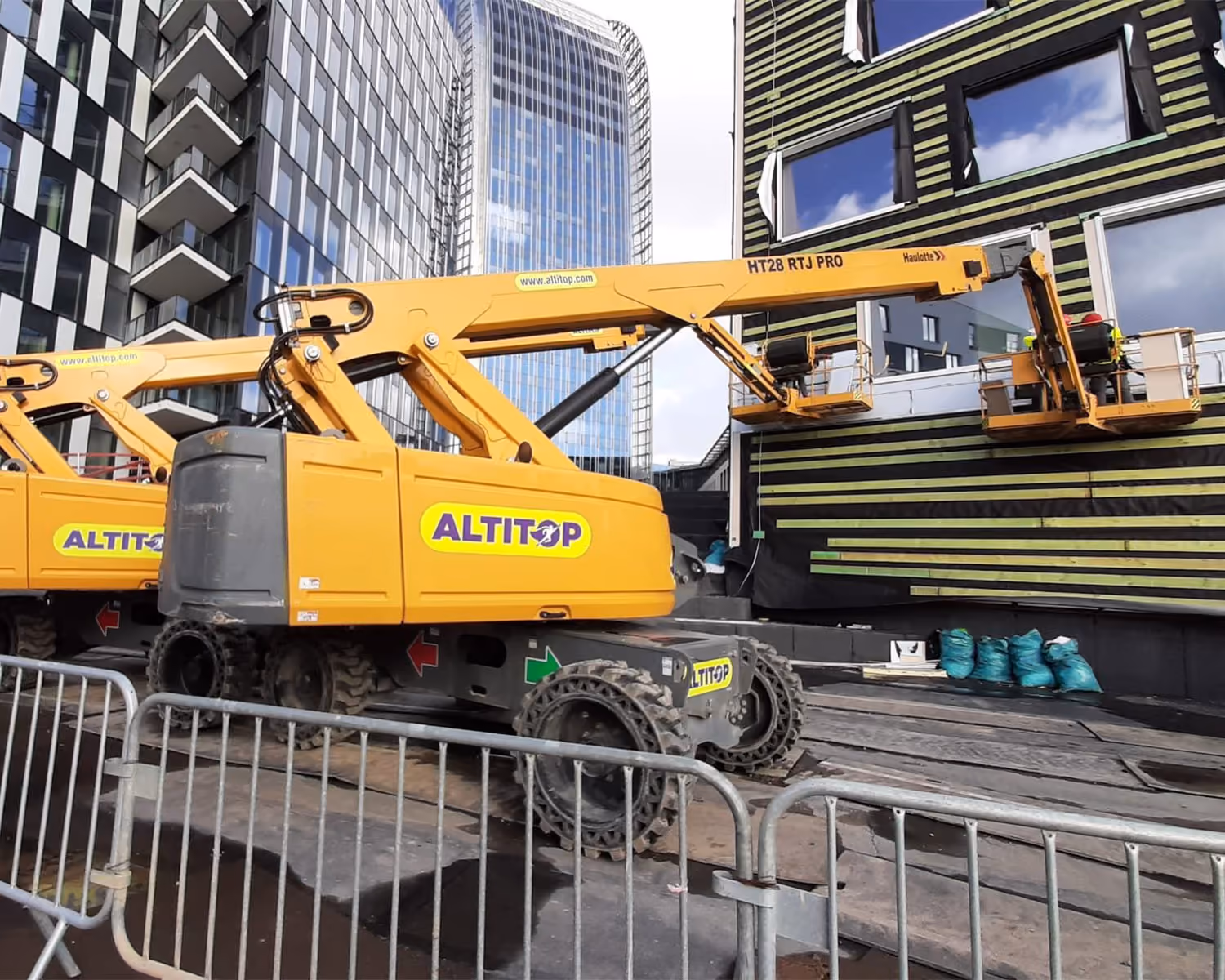 Image illustrative : Travaux de façade avec nacelles Haulotte 28m