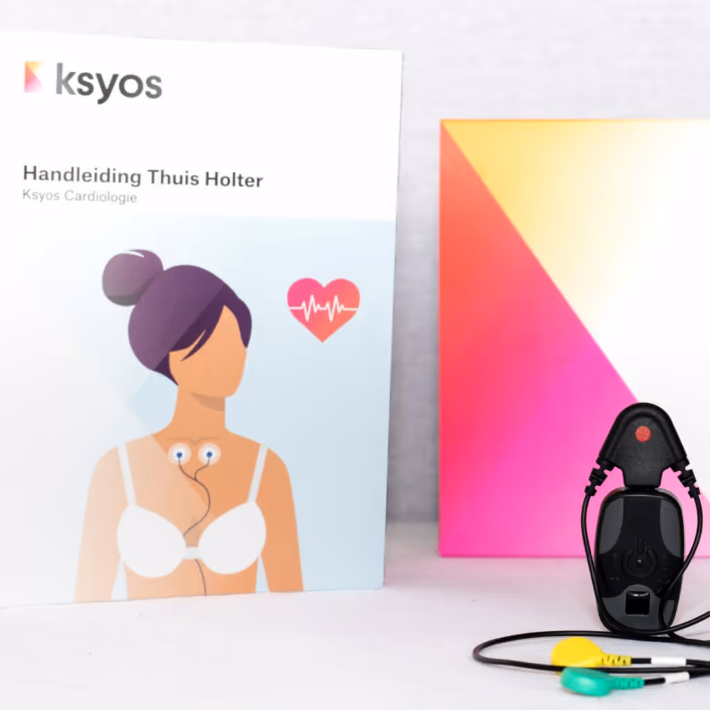 Holter-apparaat op borst van patiënt voor cardiologisch thuisonderzoek door Ksyos - passende zorgpraktijk Zorginstituut Nederland