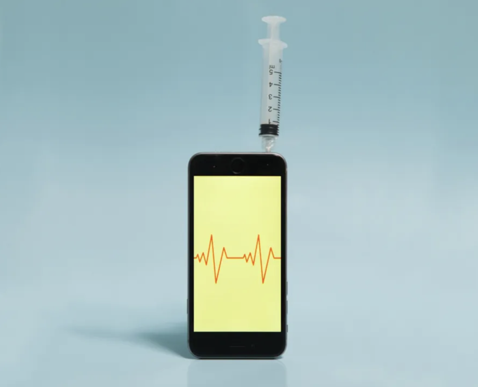 iphone met dokterspuitje aan de bovenant