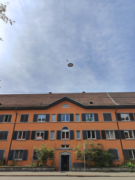 Orangerotes Mehrfamilienhaus Frontalansicht