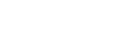 Biała wersja logo firmy Sandra Kos z ilustracją domu na wzgórzu ze ścieżką do niego prowadzącą.