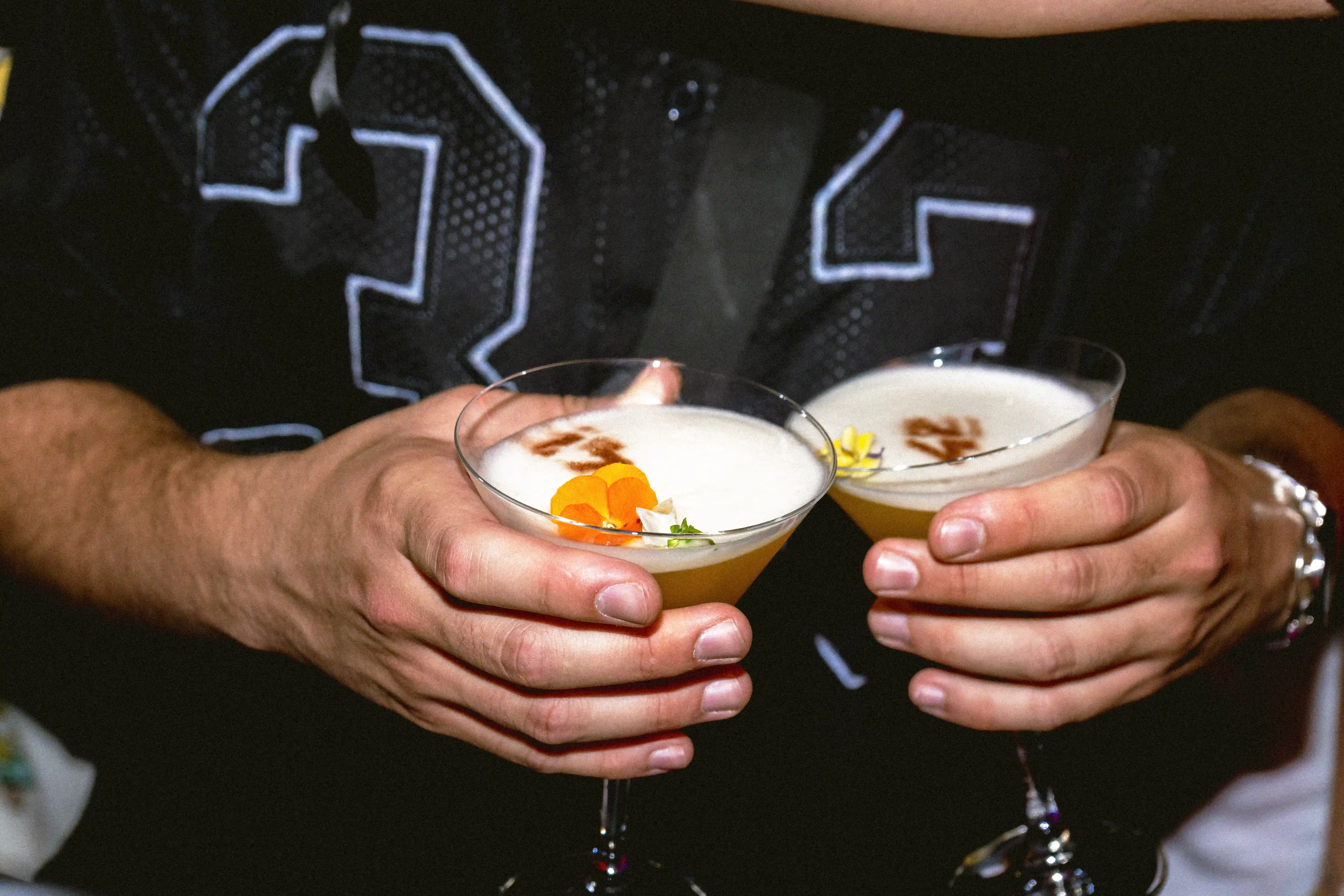 Cocktails Passionata préparés par l'entreprise de mixologie Shake it up tenus par un client de l'école 42