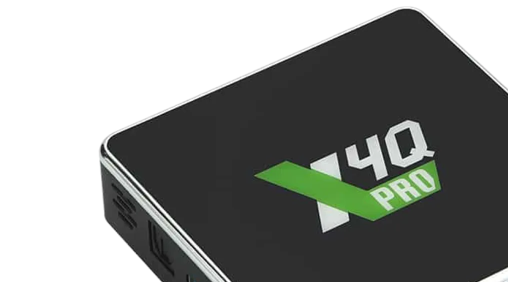 Schwarzes elektronisches Gerät mit der Aufschrift '4Q PRO' auf der Oberseite.