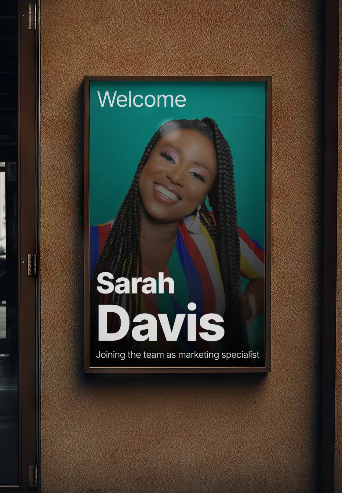 Digitale Beschilderung-Software zeigt Willkommensplakat für neue Marketingmitarbeiterin