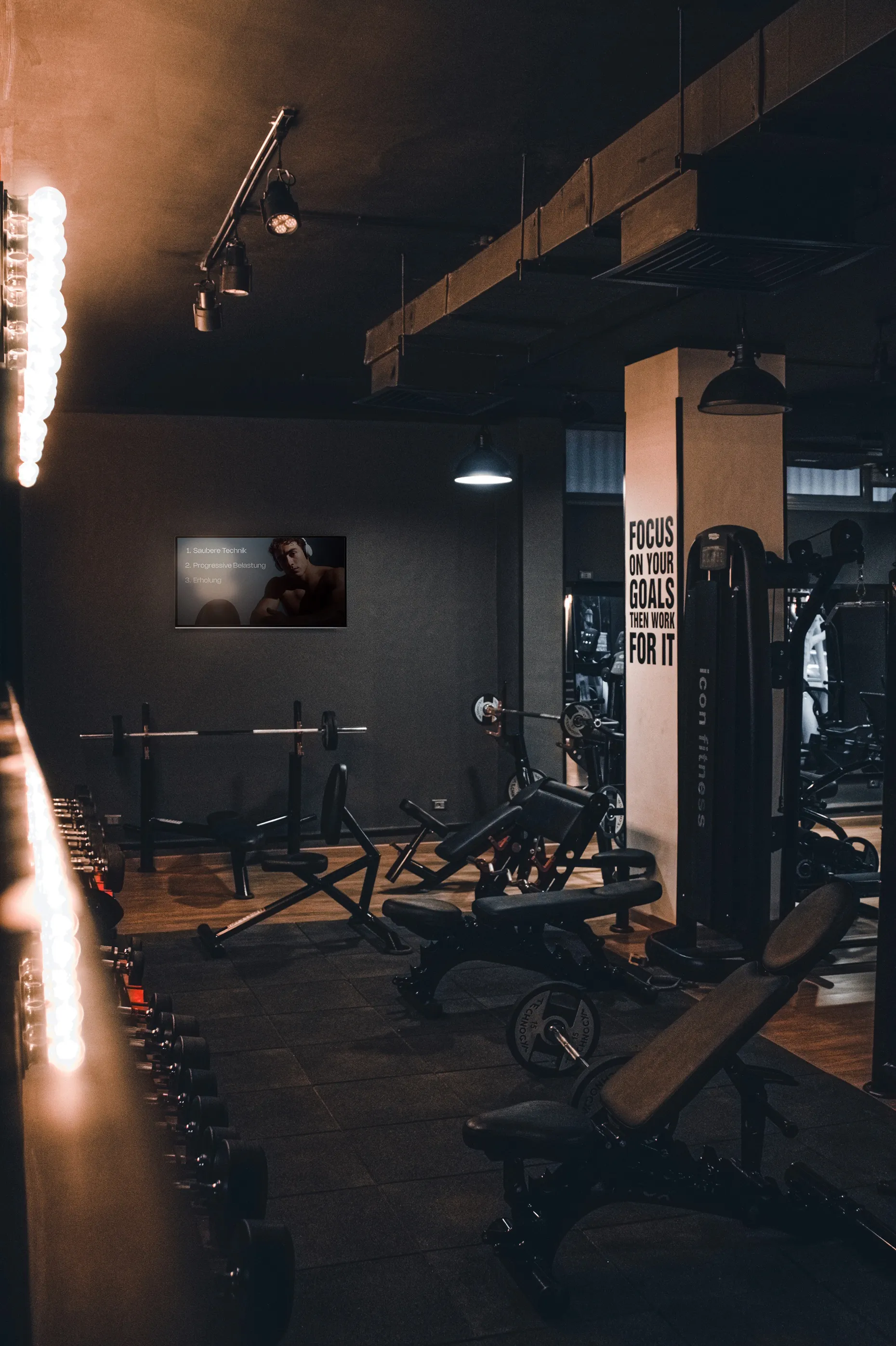 Digitale Hinweisschilder Software im Fitnessraum mit Trainingsgeräten